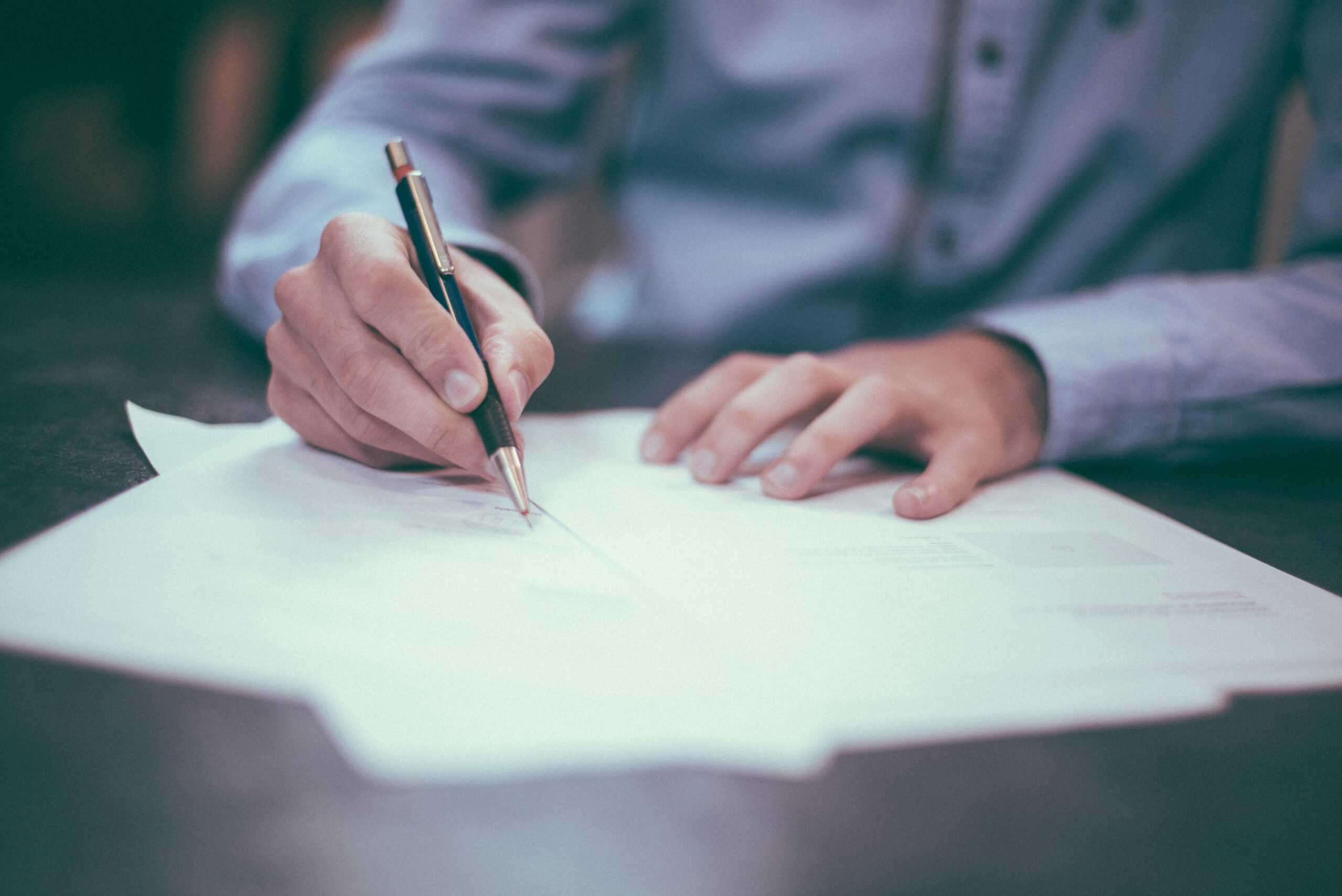 Traduire un contrat français ↔ anglais : les pièges du passage entre deux systèmes juridiques